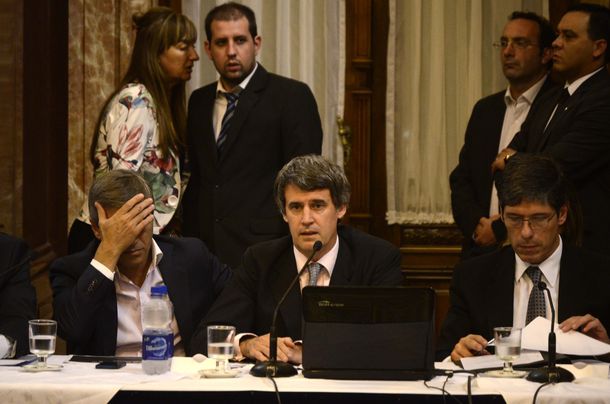 Prat Gay explicó en el Senado el proyecto que habilita el pago a los buitres