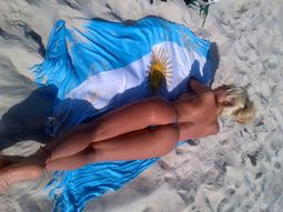 La Griega esperó el partido tomando sol en las playas