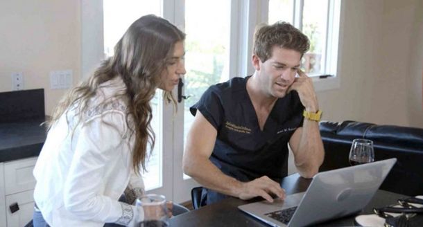 Estados Unidos: acusan a un mediático cirujano y a su novia de drogar y violar a cientos de mujeres