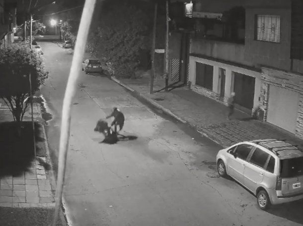 Balearon a una policía de la Ciudad durante un robo en Bernal
