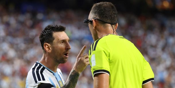 El árbitro de Argentina-Suiza habló del cruce con Messi y explicó la expulsión de Embolo