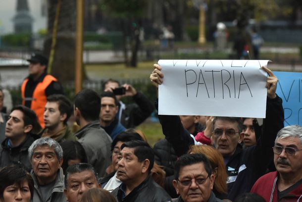Pueblo en Plaza de mayo por el 25