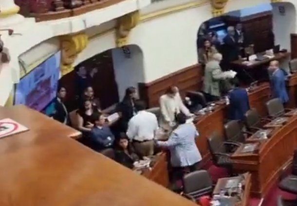 Crisis en Perú: congresistas a las trompadas dentro del recinto