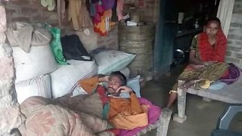 Ghasi Ram con su mujer tras la drástica decisión de castrarse con un cuchillo Ghasi Ram con su mujer tras la drástica decisión de castrarse con un cuchillo