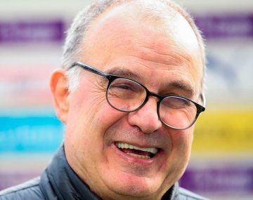 Un delantero del Leeds reveló por qué Bielsa usa los lentes torcidos