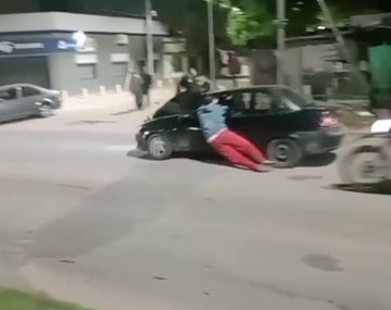 Conductor atropelló y llevó colgado a dos vecinos que protestaba por falta de luz
