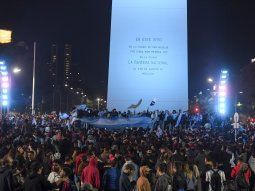 Le pidió casamiento arriba de un semáforo cerca del Obelisco