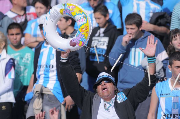 Racing se burla del promedio de Independiente con una calculadora gigante