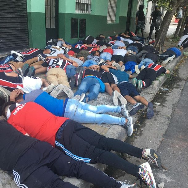 Casi 100 barras detenidos en la previa del partido en Chacarita - Tigre: se enfrentaron a los tiros