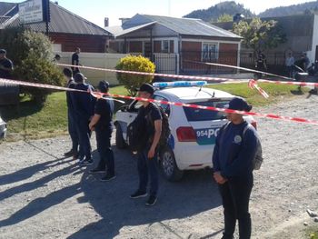 Un hombre golpeó y estranguló a su mujer con un cable