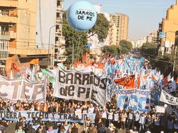 Miles de personas se concentran en Plaza de Mayo para pedir trabajo