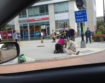 Tiroteo en una base naval deja al menos cuatro muertos