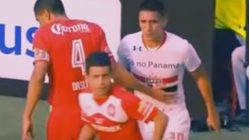 asqueroso: el argentino que fue expulsado por escupir a un rival asqueroso: el argentino que fue expulsado por escupir a un rival