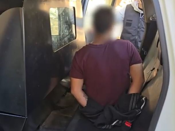 El delincuente está acusado de robar pertenencias del interior de un auto.