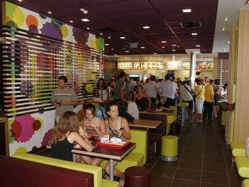 Denuncian a McDonalds porque debieron comer con un muerto