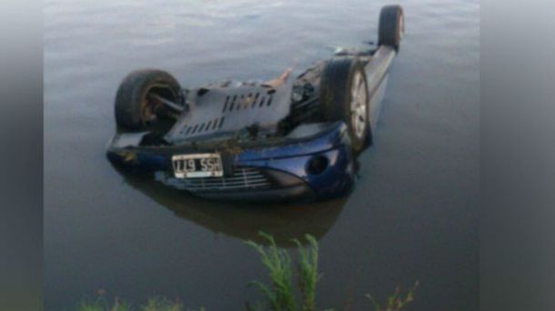 Así quedó el auto en el río