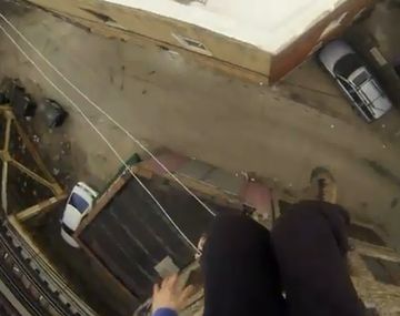 Un spiderman urbano que arriesga su vida con un salto