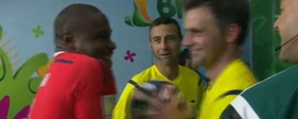 Mirá la insólita charla del arquero de Nigeria y el árbitro: Messi es muy bueno