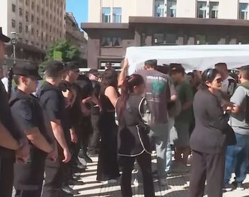 Efectivos de la Policía Federal impidieron que el Foro por la Discapacidad acampe en Plaza de Mayo