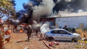 Impresionante incendio en un depósito de la Policía Federal Argentina en la Ciudad Buenos Aires Impresionante incendio en un depósito de la Policía Federal Argentina en la Ciudad Buenos Aires