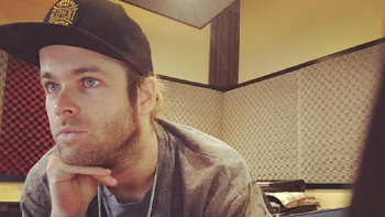 benjamin amadeo firmo contrato con sony para su primer disco benjamin amadeo firmo contrato con sony para su primer disco