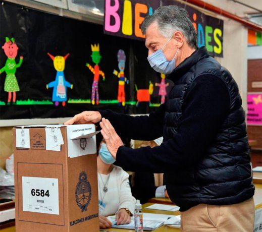 Macri tocó la urna al momento de votar y rompió el protocolo