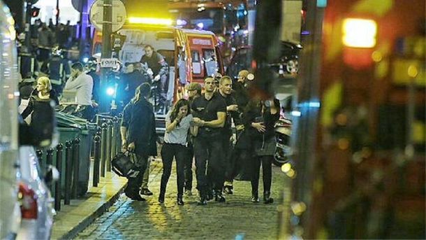 Solidaridad en la masacre: los parisinos abren sus puertas ante el miedo