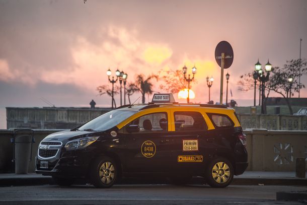 ¿Quiénes son los que más se olvidan cosas en los taxis?