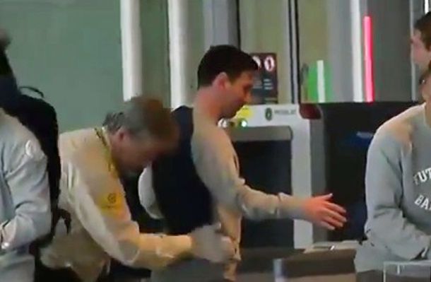 Entre risas, Lionel Messi fue cacheado en el aeropuerto de Barcelona