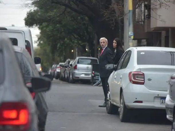 Peritos realizan constataciones visuales y otras medidas en la vivienda de calle Del Campillo, bajo directivas de la fiscalía. Foto: La Voz. Peritos realizan constataciones visuales y otras medidas en la vivienda de calle Del Campillo, bajo directivas de la fiscalía. Foto: La Voz.