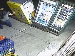 video: se quiso robar una cerveza y se le cayo la heladera encima video: se quiso robar una cerveza y se le cayo la heladera encima