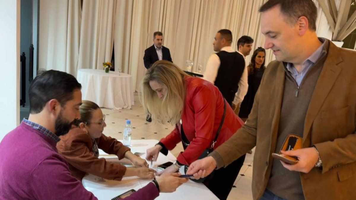 El momento posnet en el asado de Javier Milei: las fotos de los funcionarios pagando