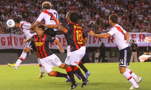Con el pistolero Teo, River se enfrenta a Colón en Núñez