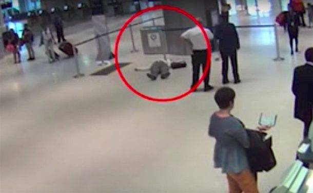 Un empleado de United Airlines atacó a un pasajero de 71 años