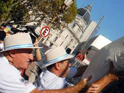 Los yerbateros llegaron a la madrugada a Plaza de Mayo
