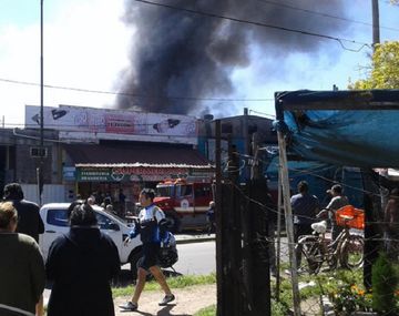 Incendio en una pañalera: trabajan 15 dotaciones de bomberos