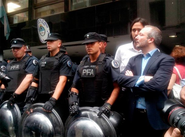 Sabbatella, otra vez en la puerta de la Afsca: No les importan las instituciones