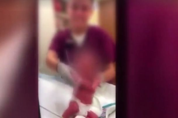 El video viral que indignó al mundo: una enfermera hace bailar a un recién nacido