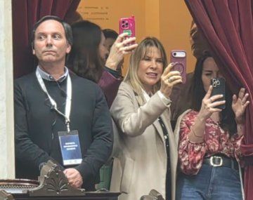 Karen Reichardt, riéndose y filmando a los diputados tras la caída de la sesión por falta de quórum.