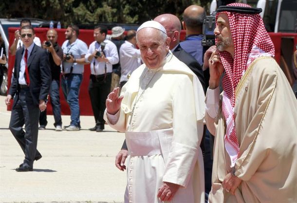 Francisco llegó a Jordania y comienza su histórico peregrinaje a Tierra Santa