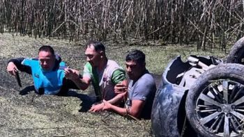 aguas verdes: una persecucion de pelicula termino con un auto volcado y un ladron detenido aguas verdes: una persecucion de pelicula termino con un auto volcado y un ladron detenido