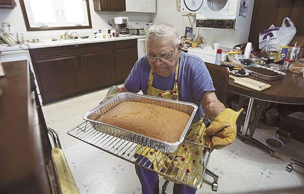 Tiene 98 años y cocina para ayudar a quienes más lo necesitan
