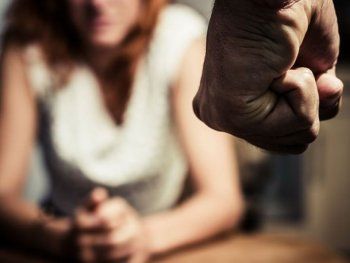 Para no ir preso, un hombre acusado de violencia de género donará leche y fideos