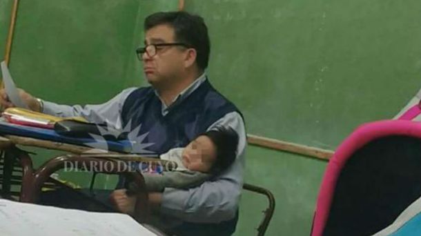 San Juan: un profesor cargó en brazos al hijo de una alumna para que pueda estudiar