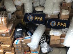 Los productos fueron confiscados durante un allanamiento. Fotos: Ministerio de Seguridad de la Naci&oacute;n.