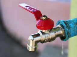 Una medida de fuerza del sindicato de OSE vuelve a poner en riesgo el suministro de agua potable en Uruguay. Una medida de fuerza del sindicato de OSE vuelve a poner en riesgo el suministro de agua potable en Uruguay.