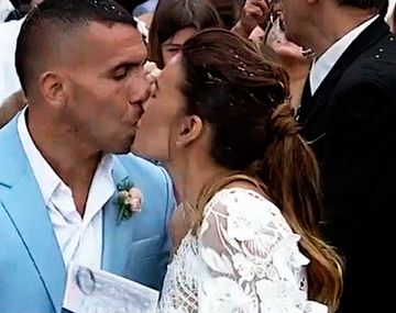 El beso de Tevez y Vanesa, marido y mujer