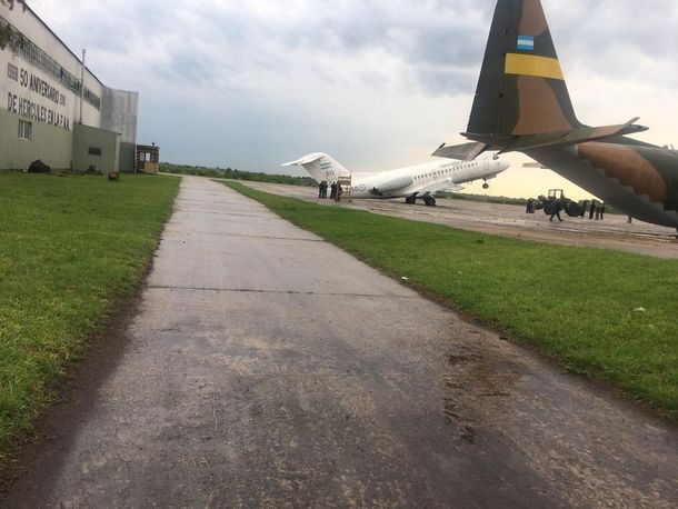 Por el viento del temporal, un avión quedó sentado de cola en El Palomar