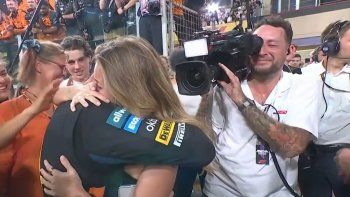 La emoción de Lando Norris, su novia y el camarógrafo. La emoción de Lando Norris, su novia y el camarógrafo.