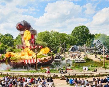 España: evacúan un parque de diversiones por un incendio forestal